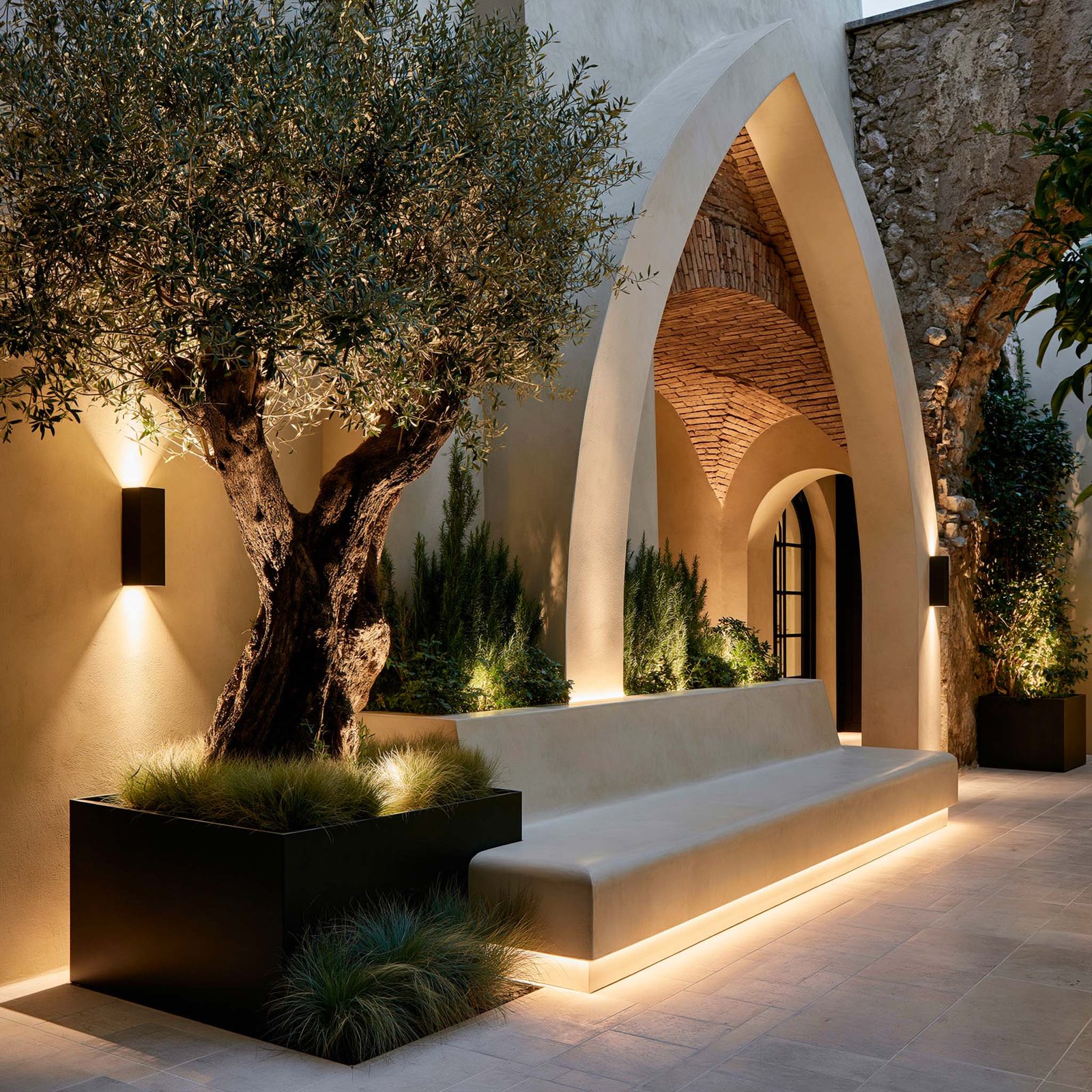 Spa Côte d'Azur : cour protégée stucco lustro et banc encastré LED
