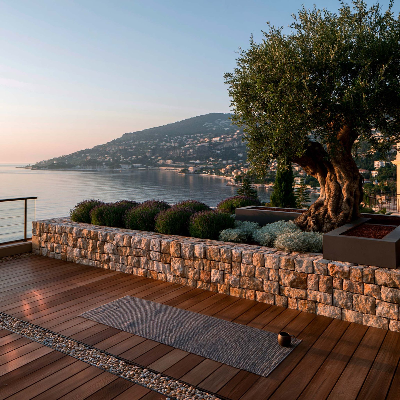 Deck yoga Monaco : respiration et calme face à la mer