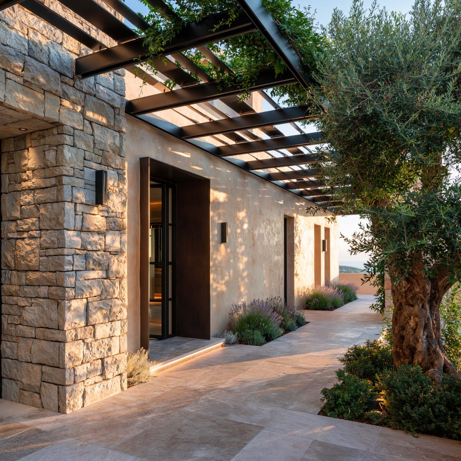 Dialogue architecture-végétal — seuil de villa à Èze, pergola Acciaio Brunito et Olea europaea, Lavandula angustifolia en strates basses, Paracelsus Gardens™