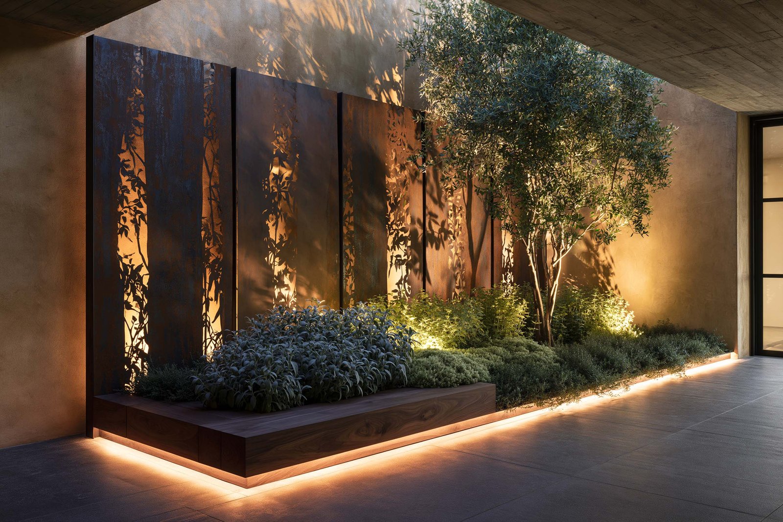 Présence botanique nocturne — intérieur d’une villa à Saint-Paul-de-Vence au blue hour profond, partition Hortus Velum™ Arcana en Acciaio Brunito patiné à reflets bronze-rouille rétro-éclairée par LED 2700K ambre cachée au sol projetant ses ombres botaniques sur le mur en intonaco ocre patiné, banc-planter Lignum™ Block en noyer fumé au pied portant Salvia officinalis en feuilles velvet argent et Origanum vulgare aurum en masse golden-green, sol micro-béton anthracite, Paracelsus Gardens™