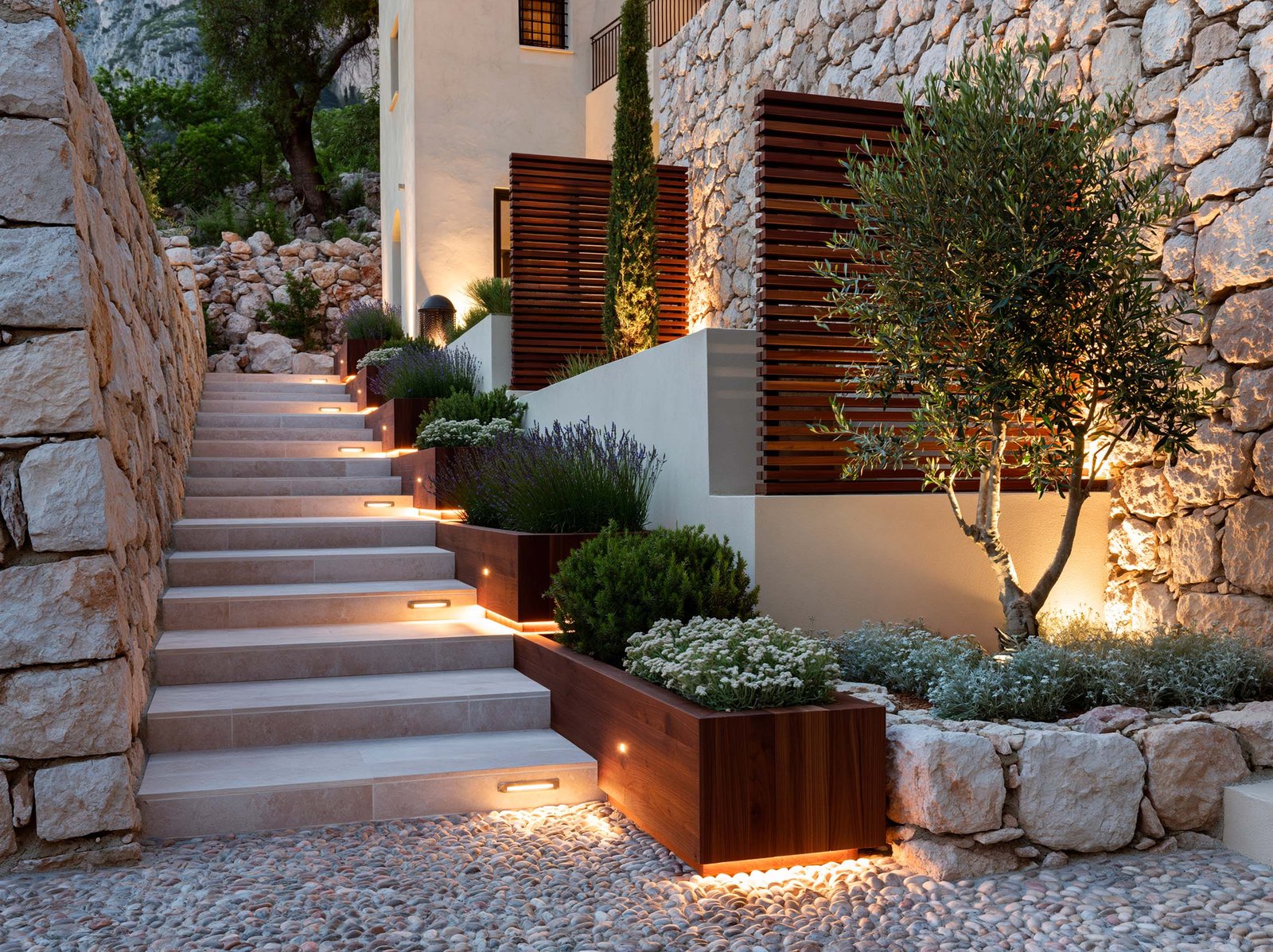 Èze — séquence d’escalier extérieur sur les hauteurs, marches en pierre soulignées d’une LED 2700K rasante, jardinières Lignum™ Block en noyer fumé accueillant Lavandula angustifolia, Olea europaea et Helichrysum italicum, claustra SylvaVeil™ à lattes de bois, mur en pierre sèche et stucco clair, calade en galets rythmant la montée — Paracelsus Gardens™